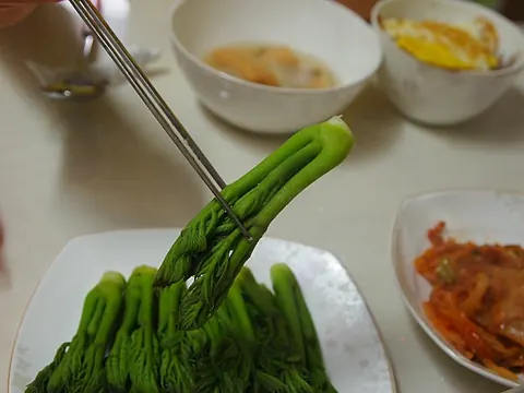 살짝 데쳐 식탁에 올린 두릅순