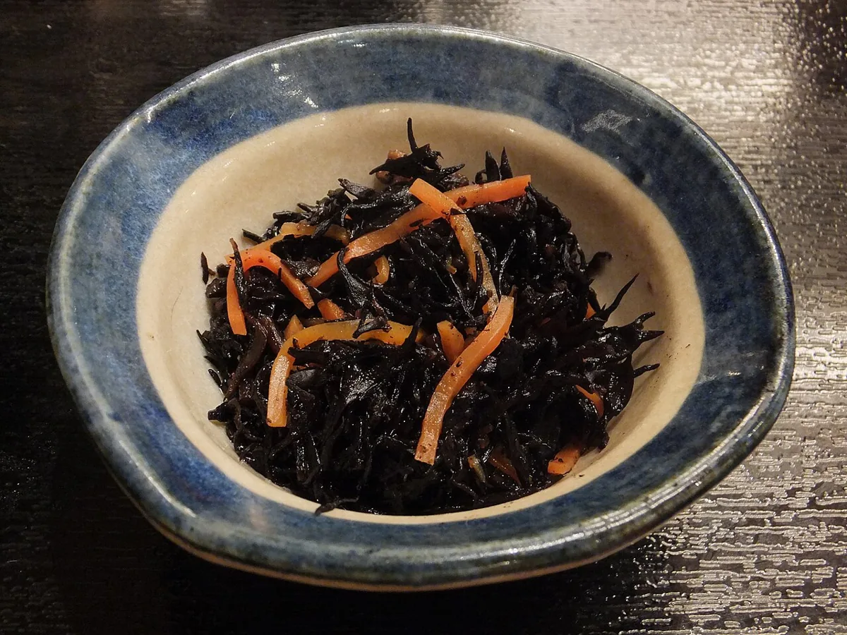 톳으로 만든 일본식 조림 반찬
