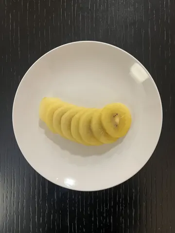 골드키위를 얇게 썰어 놓은 모습