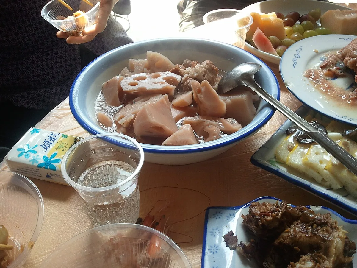 연근을 큼직하게 썰어 넣은 후베이식 국 요리