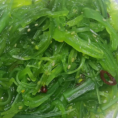 참기름을 곁들여 무친 미역