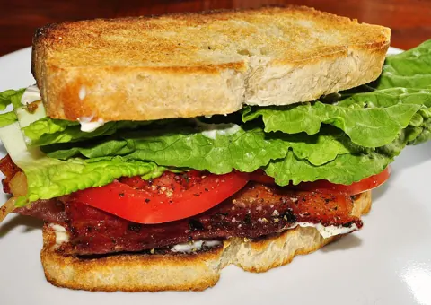 BLT 샌드위치 완성 요리 참고 사진