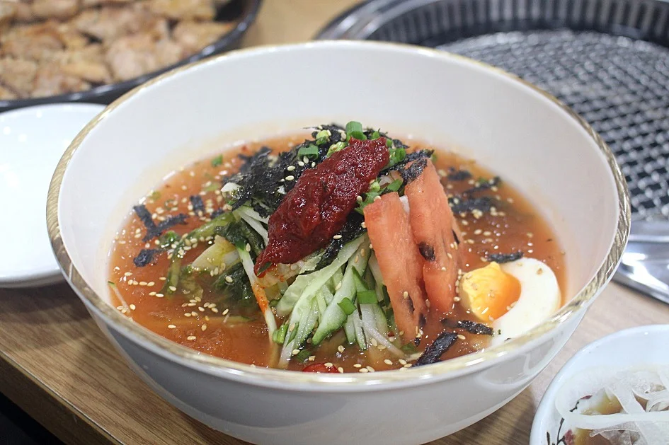 김치 국물에 국수와 오이, 달걀 고명을 올린 김치말이국수