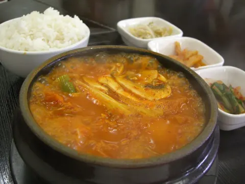 보글보글 돼지고기 김치찌개 완성 요리 참고 사진