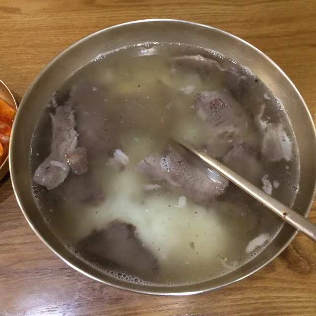 Gomtang — sopa coreana de res — Foto de referencia del platillo; no de este restaurante.