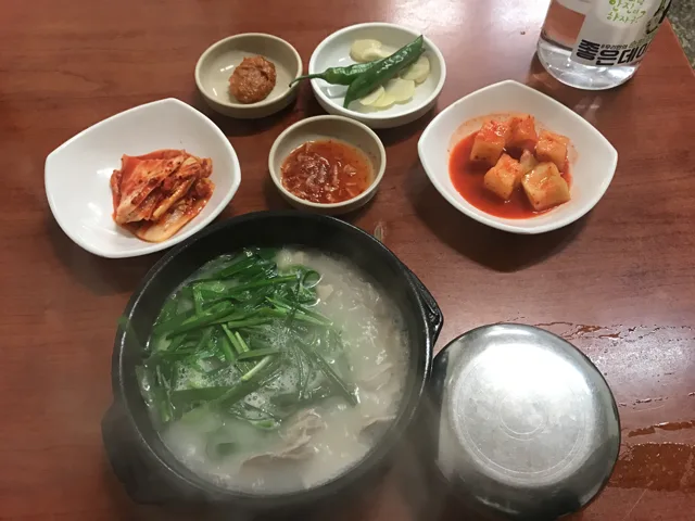Sopa coreana de cerdo y arroz — Foto de referencia del platillo; no de este restaurante.