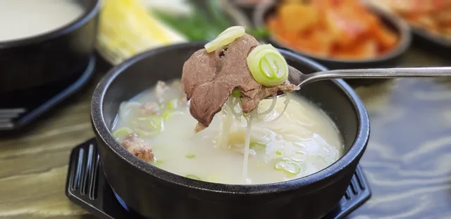 Seolleongtang — sopa de huesos de res — Foto de referencia del platillo; no de este restaurante.